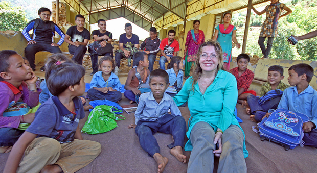 Raffaella Milandri con i bambini nepalesi