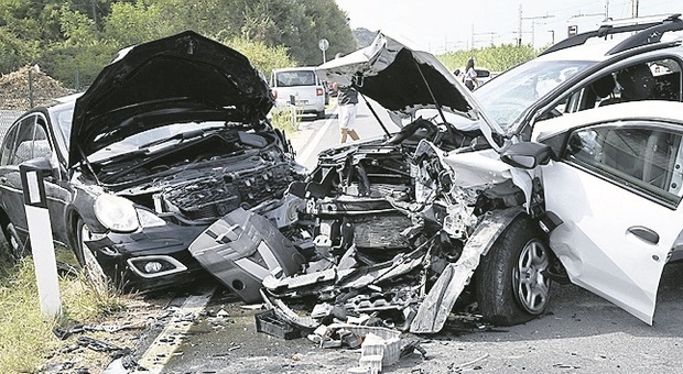 Sorpasso azzardato e tremendo frontale: auto distrutte e conducenti miracolati