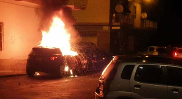 Auto a fuoco a Caivano: sul posto i vigili del fuoco. Indagini in corso