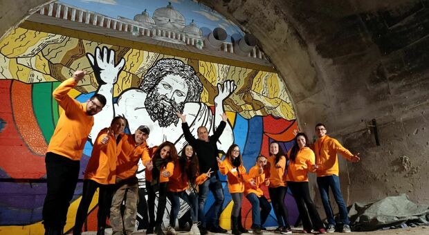 Napoli, gigantesco murales nella Galleria Borbonica: l’opera di Aldam stupisce i turisti del sottosuolo