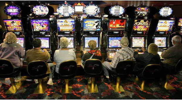Lotta alla ludopatia: tasse più care per i bar con le slot machine