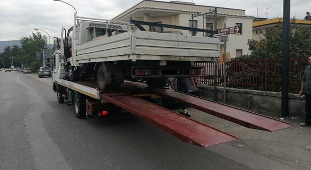 Napoli, a lavoro su manutenzione del ponte con camion senza assicurazione né revisione: bloccati