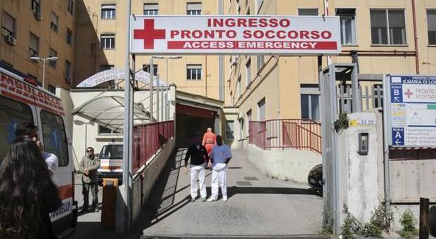 Pasti in ospedale a Napoli, ditta nel mirino: ispezione dei Nas al Loreto Mare