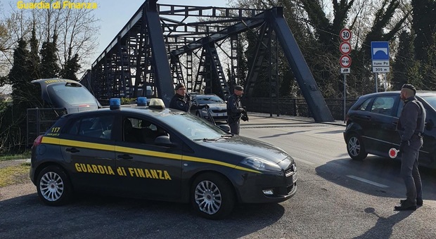 La Guardia di Finanza ha fermato un'Audi Q3 con targa Svizzera a Occhiobello, risultata "di contrabbando"