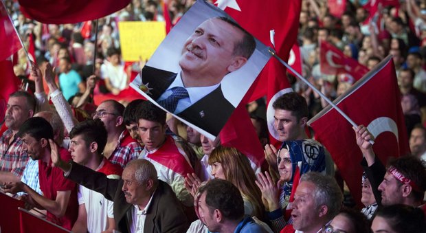 Turchia, Wikileaks pubblica 295mila email dell'Akp, il partito del presidente Erdogan