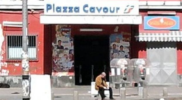 Napoli, stazione metrò piazza Cavour: senza biglietto, picchia il controllore e lo manda in ospedale