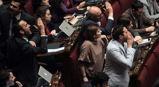 Italicum, il governo pone la fiducia. Bagarre in aula, Sel lancia crisantemi: "Il funerale della democrazia"