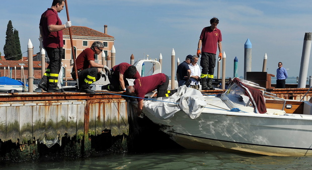 Tremendo scontro in laguna: taxi affonda un barchino: un ferito grave