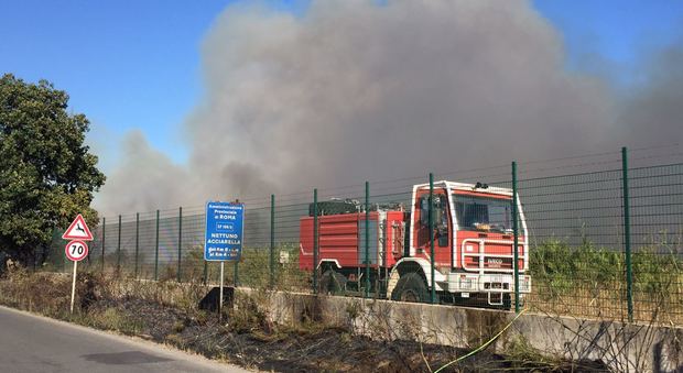 Nettuno, decine di ettari in fiamme nel poligono militare, polveriere minacciate