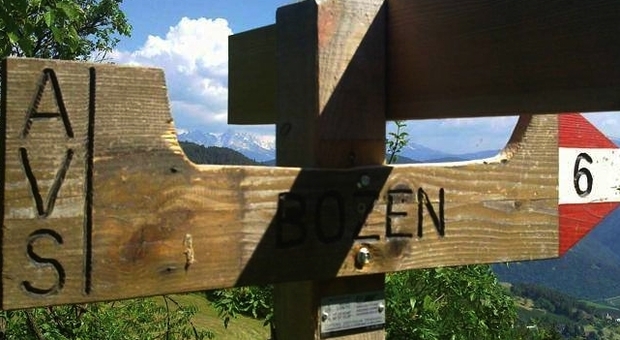 Alto Adige, Bolzano cancella il termine e conserva Sudtirolo. Ira Meloni: governo intervenga