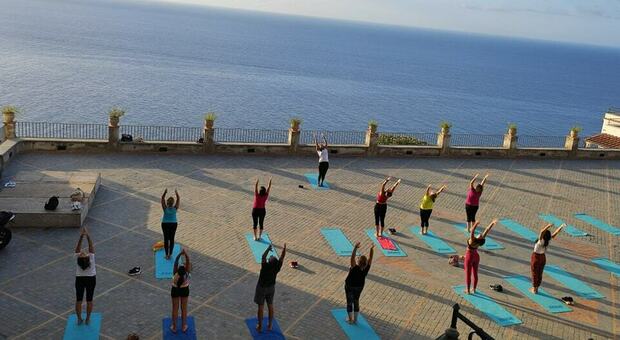 Una lezione di yoga a Praiano
