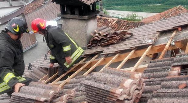 I pompieri al lavoro sul tetto