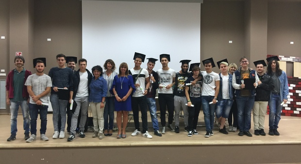 Il gruppo della 5°C Informatica del Rosselli di Aprilia con alcuni insegnanti e la DS Viviana Bombonati