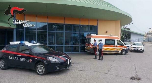 Partorisce in auto assistita dai Carabinieri dopo la telefonata del marito in panico