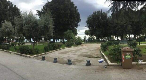 Piazza Salvatore di Giacomo nel degrado: «La pulizia di viali e fontana non è responsabilità dell'associazione Oltre il Giardino»