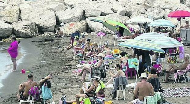Spiagge libere off limits a Napoli: «Un'odissea per i turisti»