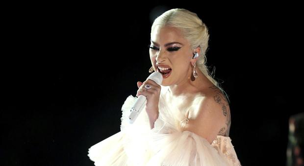 Lady Gaga sospende il tour europeo. "Forti dolori muscolari". Domani avrebbe dovuto cantare a Londra