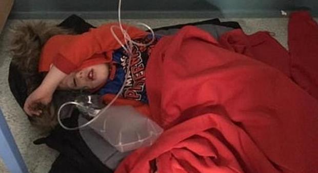 L'ospedale è pieno, bambino di 4 anni resta per ore al freddo: indignazione per la foto sul pavimento