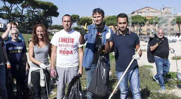 M5s, eletti e militanti puliscono l'area del Circo Massimo