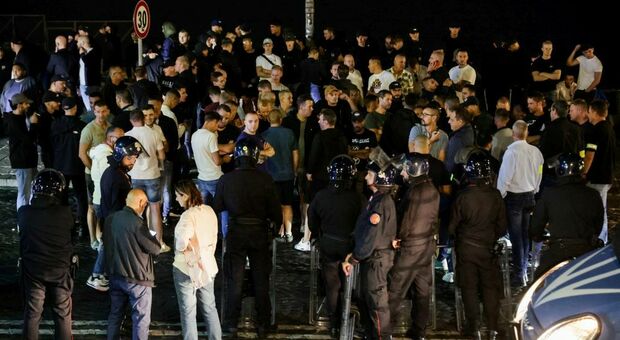 Tifosi dell'Ajax lanciano un cassonetto contro auto della polizia: tre denunciati