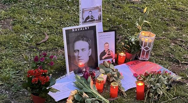 Depongono fiori per Navalny, la Digos li identifica: «Non facevamo nulla di male». Piantedosi minimizza: «Tutto normale»