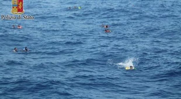 Il racconto dei migranti sopravvissuti al naufragio: "Torturati nella stiva". Arrestati cinque scafisti