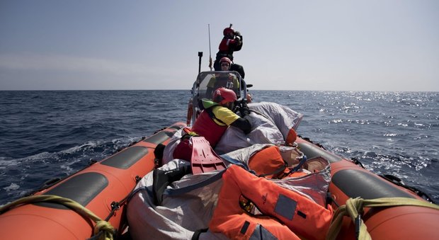 Migranti, oltre 1300 arrivi tra Augusta e Reggio Calabria. «Segni di tortura»