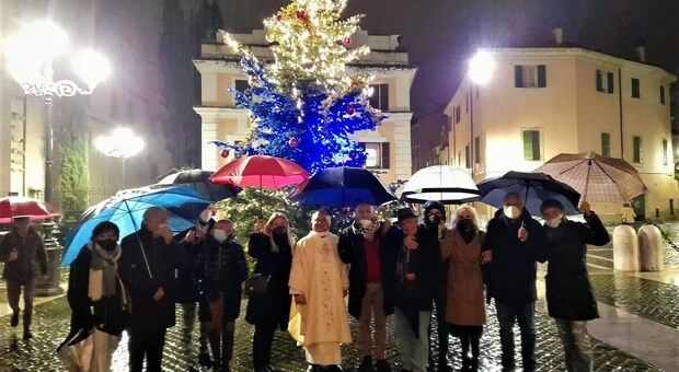 Terni, l'albero di Natale del Lions Club in piazza Duomo