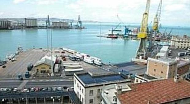 La Capitaneria di Porto ferma una nave L'imbarcazione di salvataggio è ko