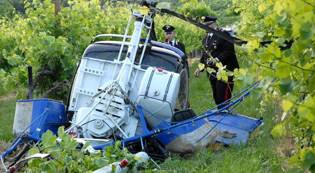 Elicottero precipita e si schianta a terra: il pilota è in fin di vita