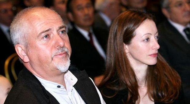 Peter Gabriel, la moglie è guarita dal cancro: «Non smettete mai di crederci». Salvata da una cura sperimentale
