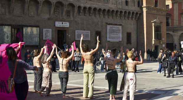 Attiviste nude a Bologna, il flash mob di Extinction Rebellion per San Valentino: Cupido scaglia frecce sui corpi