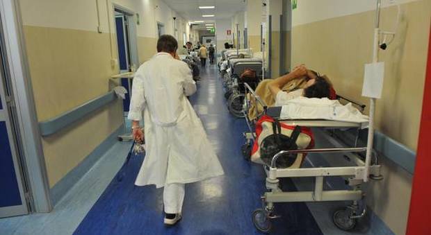 Verona, uccide un paziente in ospedale e attacca gli infermieri con le forbici