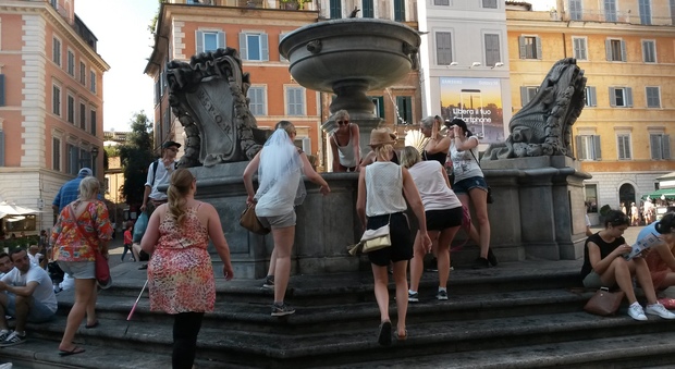Il "bagno" della futura sposa nella fontana di Trastevere: l'addio al nubilato delle turiste tedesche
