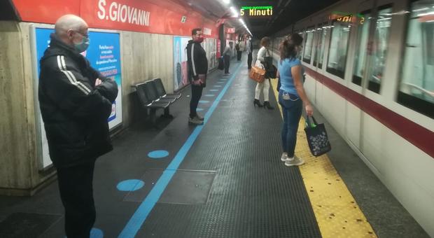 Pallini blu per distanziare i passeggeri in metro