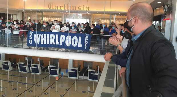 Whirlpool Napoli, gli operai occupano l’aeroporto di Capodichino: «Non deve calare l’attenzione»