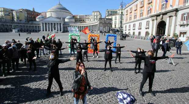 Whirlpool Napoli, protesta al Plebiscito: «Siamo il nuovo Sud che lotta»