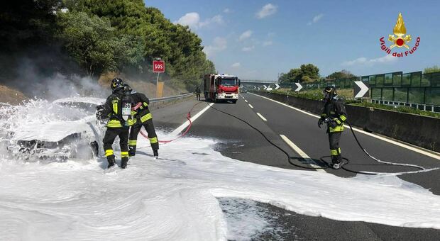 Incendio in autostrada, i vigili spengono le fiamme ricoprendo l'auto di schiuma