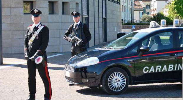Furto e fuga a folle velocità inseguiti dai carabinieri, tentano di speronarli