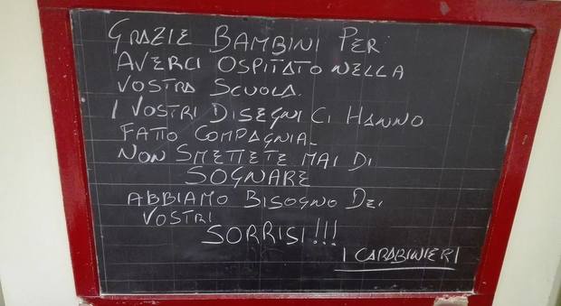 Salerno, i militari scrivono ai bambini della scuola dove si votava: «Grazie»