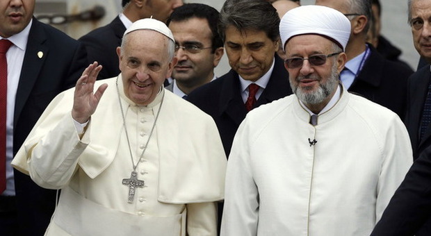 Papa Francesco in visita a Istanbul A piedi scalzi nella Moschea blu