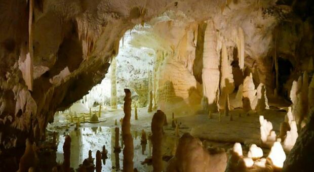 Chiude l'unica banca di Genga, allarme anche per il turismo: «Le Grotte di Frasassi senza un bancomat»