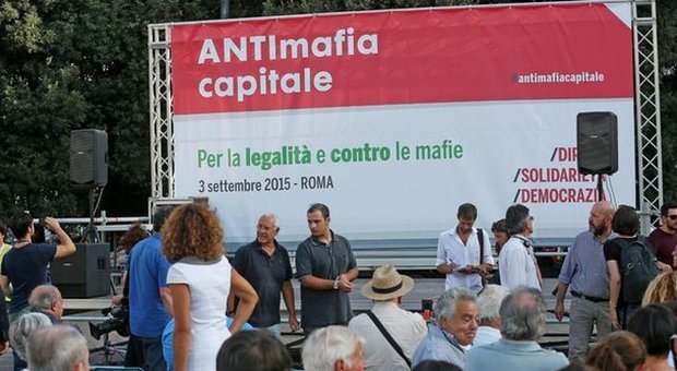 Casamonica, sit-in di Marino: "Abbiamo cacciato i fascisti, ora faremo lo stesso con i mafiosi"