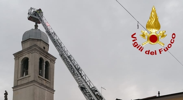 Vacilla la croce sulla punta del campanile della Chiesa: "intervento d'urgenza"