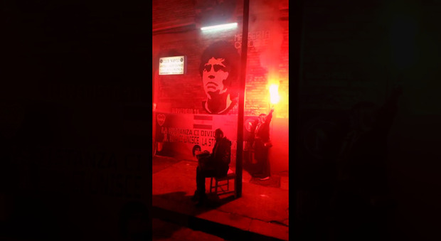 Maradona, raduno ultras davanti al murales nel giorno del trigesimo: «Diego non morirà mai»