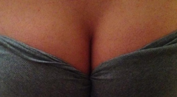 Posta sul web la foto hot del suo seno: ci cascano in centinaia, ma in realtà...