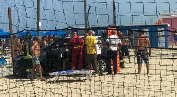 Auto piomba sul campo di beach volley: paura a Pescara