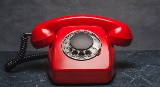 Addio al vecchio telefono di casa, la Francia smantella la rete dei numeri fissi