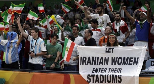 Iran, morta la tifosa che si è data fuoco per protestare contro gli stadi vietati alle donne