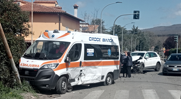 Cura di Vetralla, scontro all'incrocio tra auto e ambulanza: due feriti